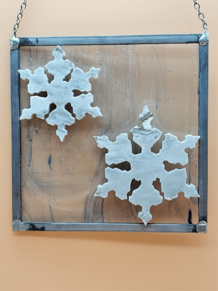 Zwei Goldmarmor-Schneeflocken